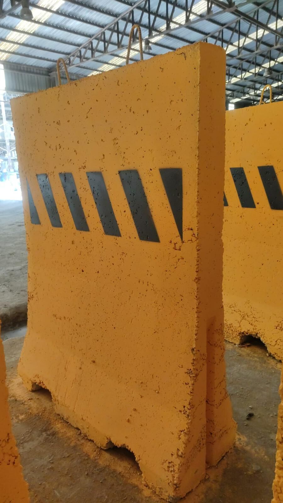 Boyalı Güvenlik Beton Bariyeri 1.5x2 Metre