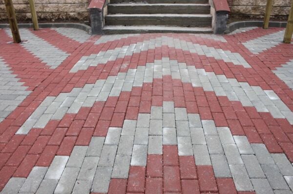 Kırmızı Prizma Taşı 10x20 | Canlı Dış Mekan Zemini