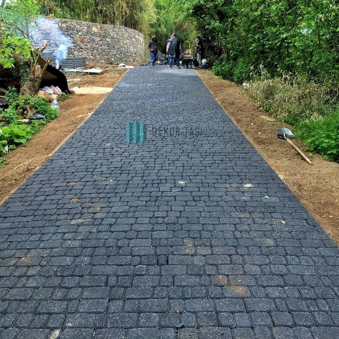 Bazalt Kumlamalı Otantik Taş (Doğal Görünümlü Kumlamalı Parke)