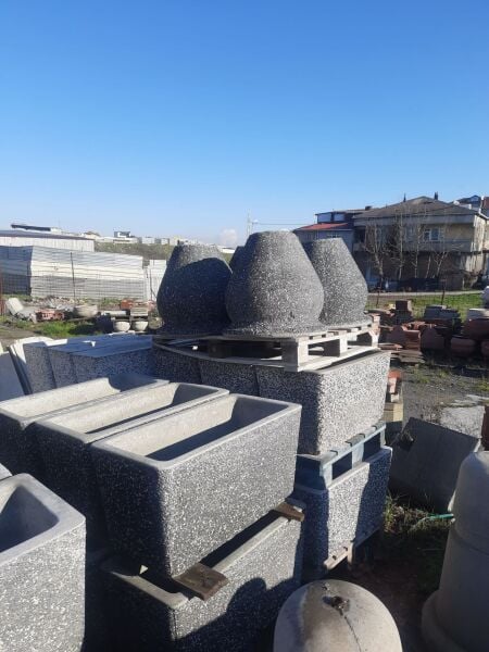 Yuvarlak Siyah Kumlamalı Beton Saksı - Modern Bombeli Tasarım