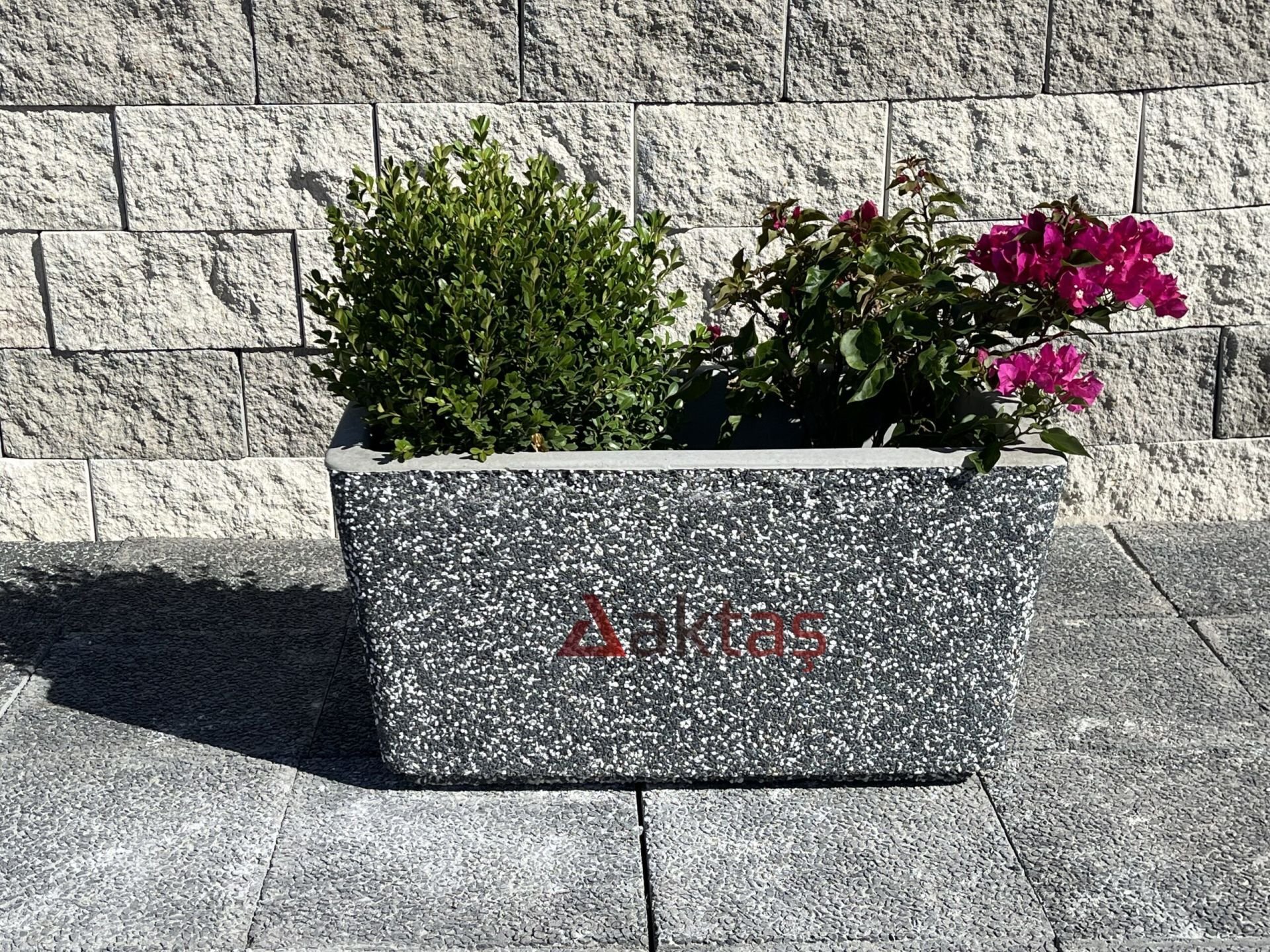 Siyah Dikdörtgen Mozaikli Saksı | 80x40x44 cm | Modern Beton Saksı