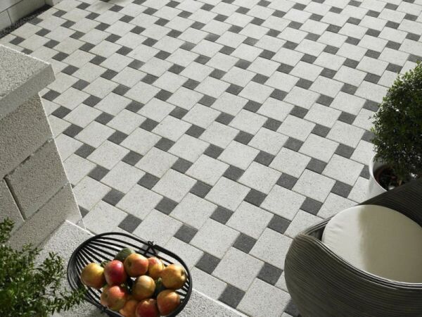 Beyaz Kumlamalı Plak Parke 50x50 | Aydınlık Dış Mekan Zemin