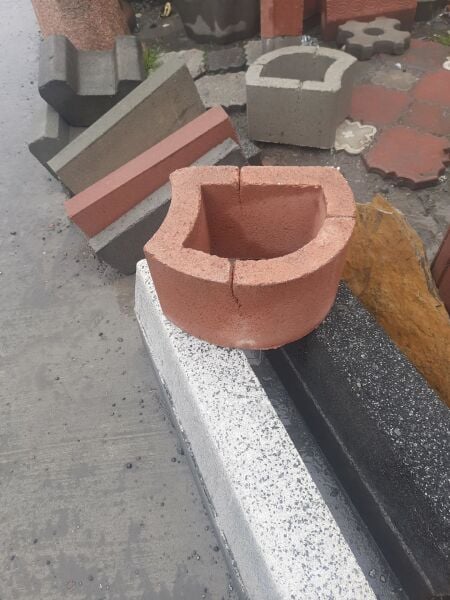 Kırmızı Çizgili Çiçeklik Şev Taşı