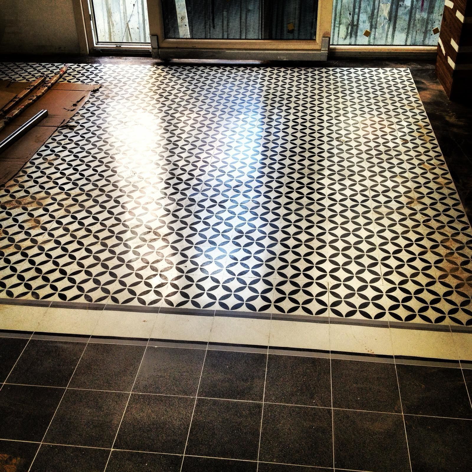 Zamansız Zarafet: Geometrik Desenli Seramik Karo ''Nostalji''