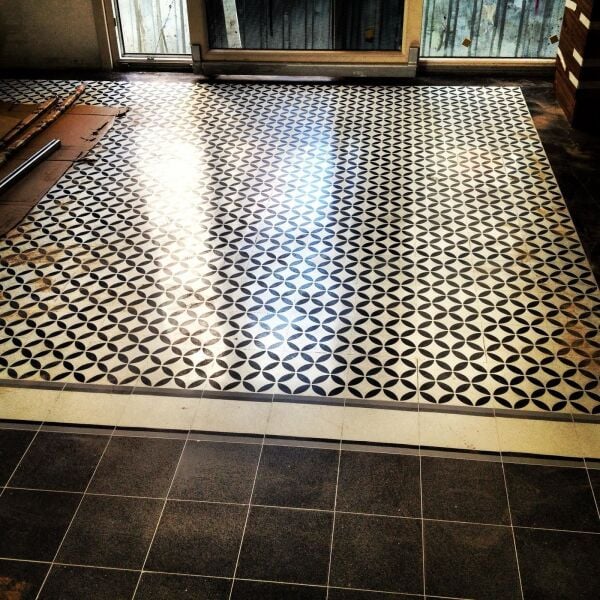 Zamansız Zarafet: Geometrik Desenli Seramik Karo ''Nostalji''