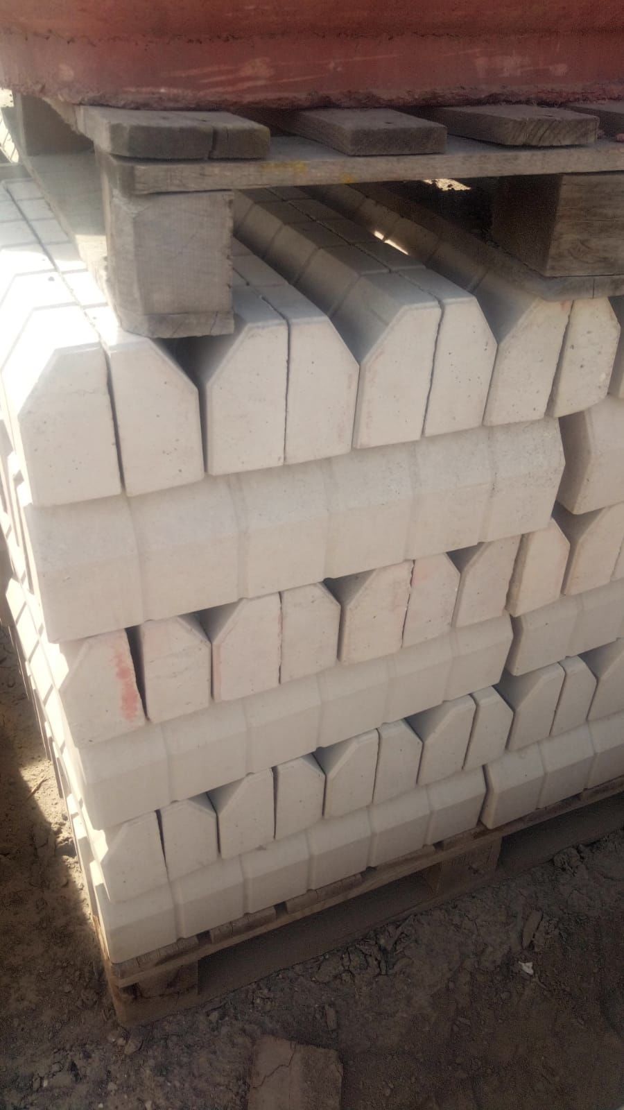 Gri Renk Çizgili Bordür Taşı