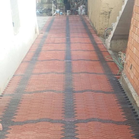 Dekoratif Baklava Desenli Parke Taşı (Antrasit & Kırmızı Geçmeli Zemin)