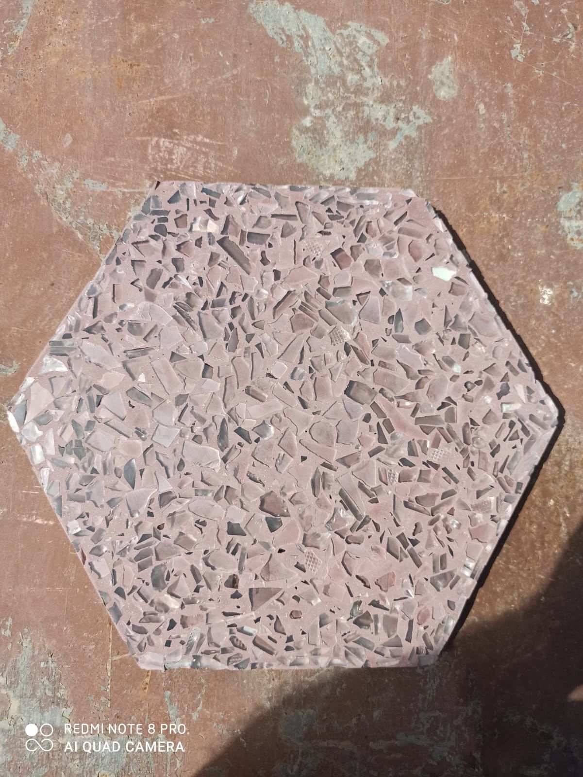 Kırık camlı altıgen terrazo karo